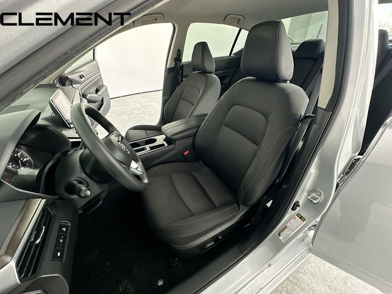 Nissan Altima Vehicle Full-screen Gallery Image 27