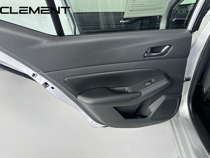 Nissan Altima Vehicle Full-screen Gallery Image 28