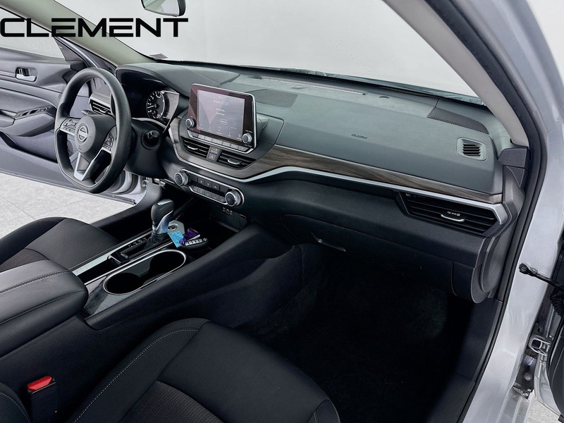 Nissan Altima Vehicle Full-screen Gallery Image 32