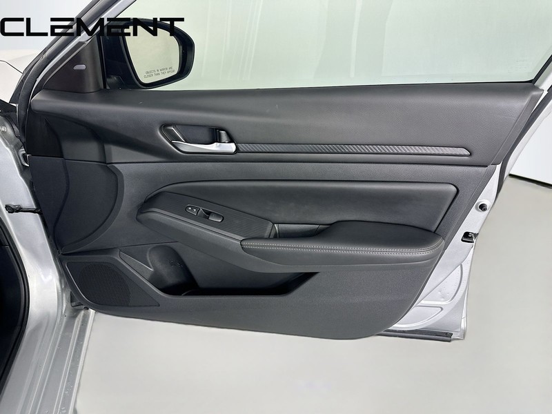 Nissan Altima Vehicle Full-screen Gallery Image 33