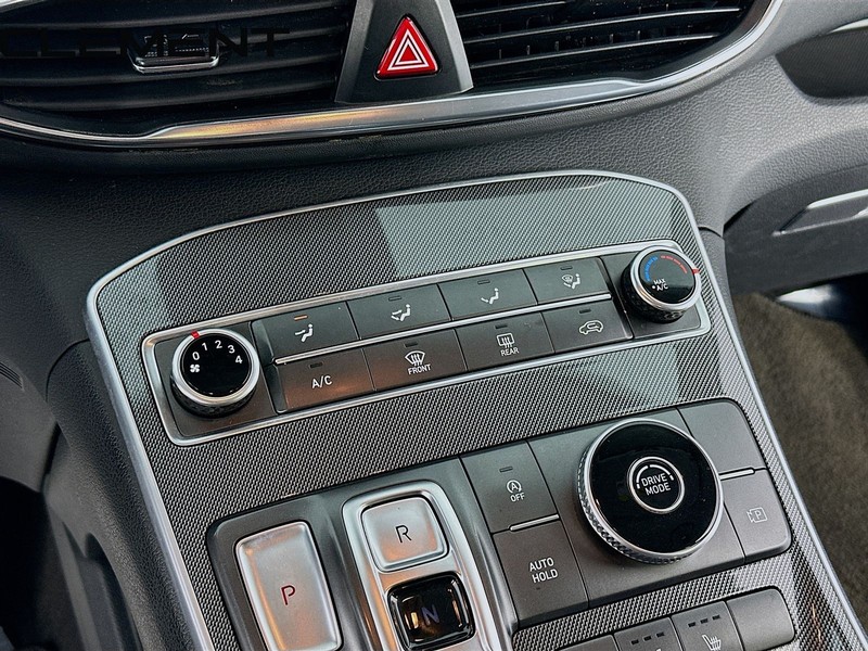 Hyundai Santa Fe Vehicle Full-screen Gallery Image 21