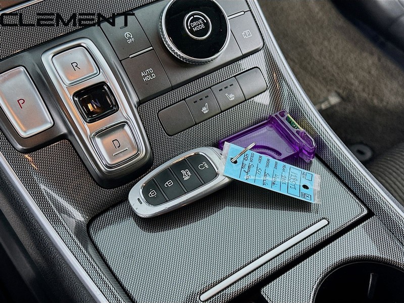 Hyundai Santa Fe Vehicle Full-screen Gallery Image 23