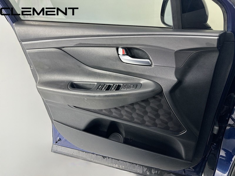 Hyundai Santa Fe Vehicle Full-screen Gallery Image 26