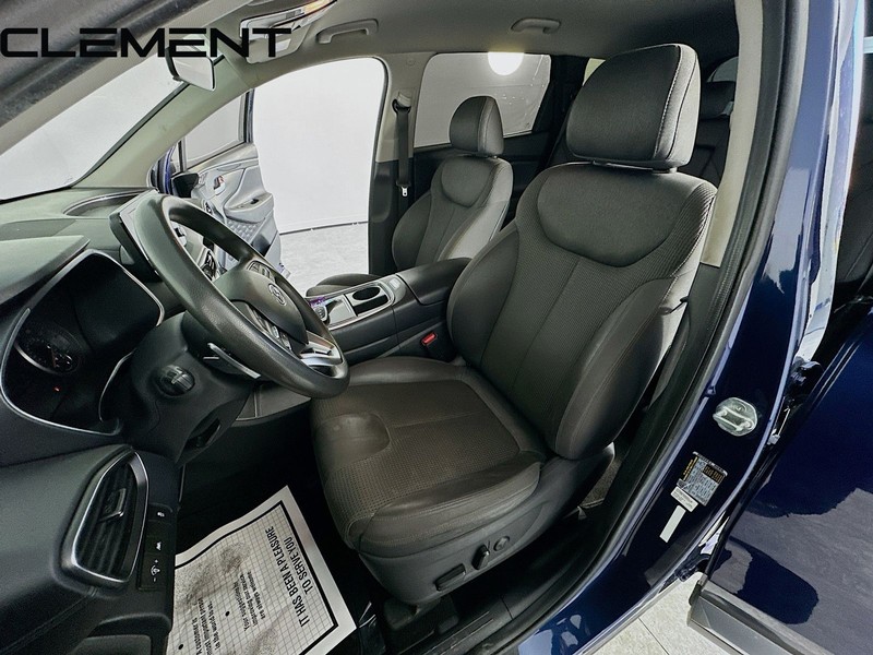 Hyundai Santa Fe Vehicle Full-screen Gallery Image 28