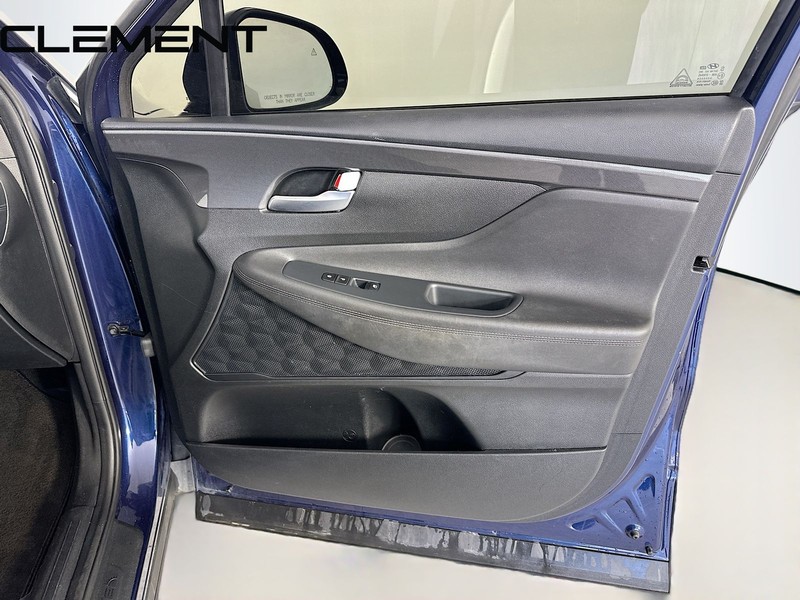 Hyundai Santa Fe Vehicle Full-screen Gallery Image 34