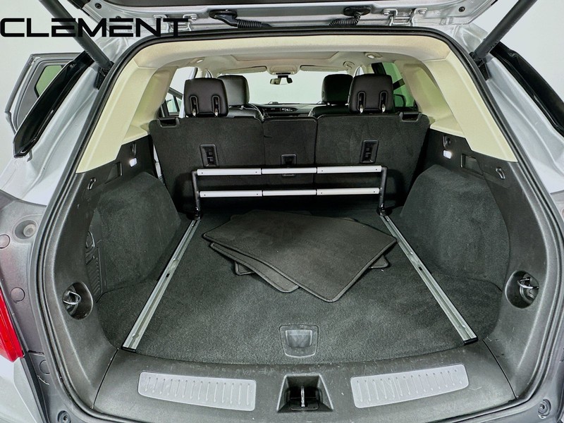 Cadillac XT5 Vehicle Full-screen Gallery Image 11