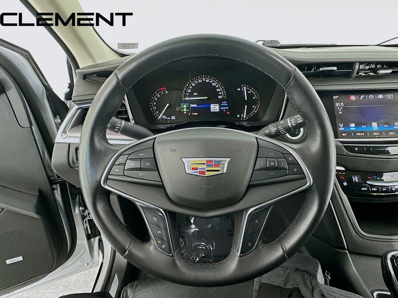 Cadillac XT5 Vehicle Full-screen Gallery Image 14