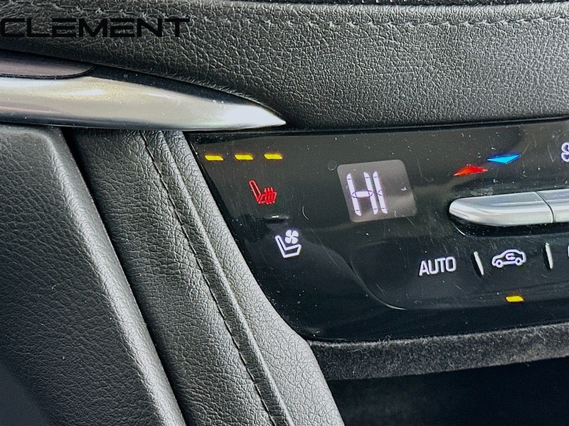 Cadillac XT5 Vehicle Full-screen Gallery Image 23