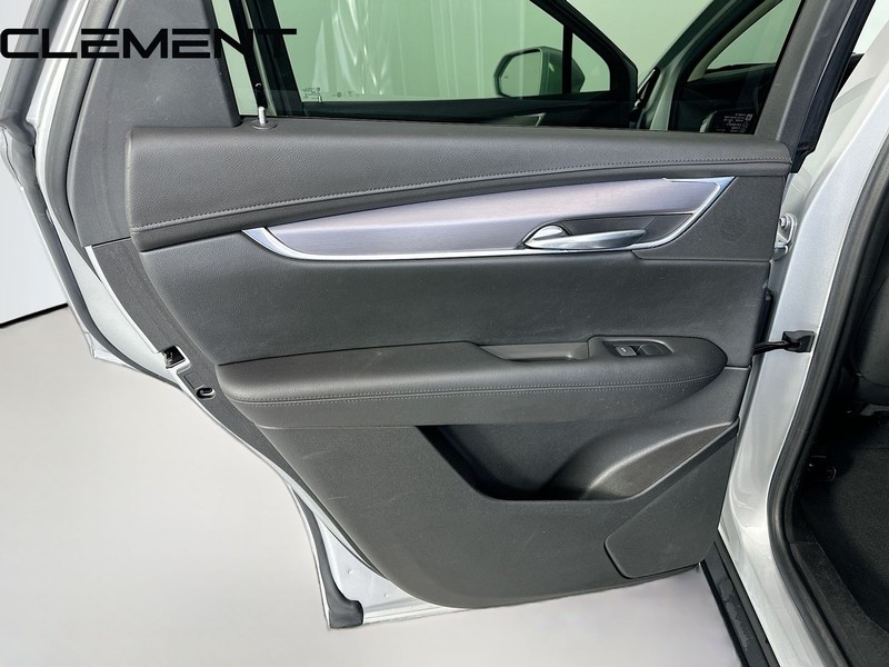 Cadillac XT5 Vehicle Full-screen Gallery Image 32