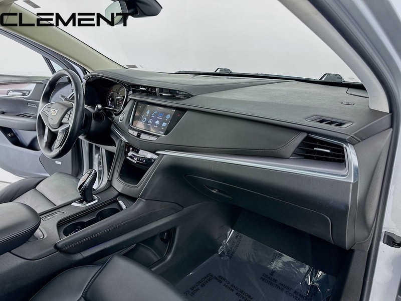 Cadillac XT5 Vehicle Full-screen Gallery Image 36