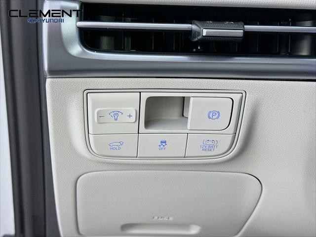 Hyundai Tucson Hybrid Vehicle Full-screen Gallery Image 12