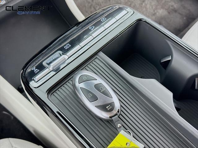 Hyundai Tucson Hybrid Vehicle Full-screen Gallery Image 21