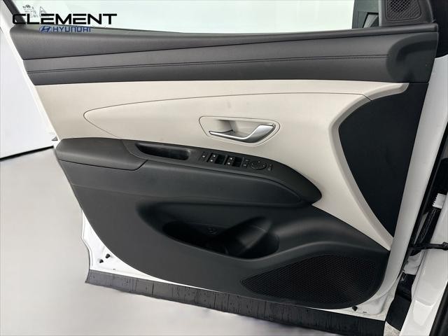 Hyundai Tucson Hybrid Vehicle Full-screen Gallery Image 23