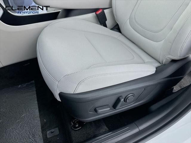 Hyundai Tucson Hybrid Vehicle Full-screen Gallery Image 24