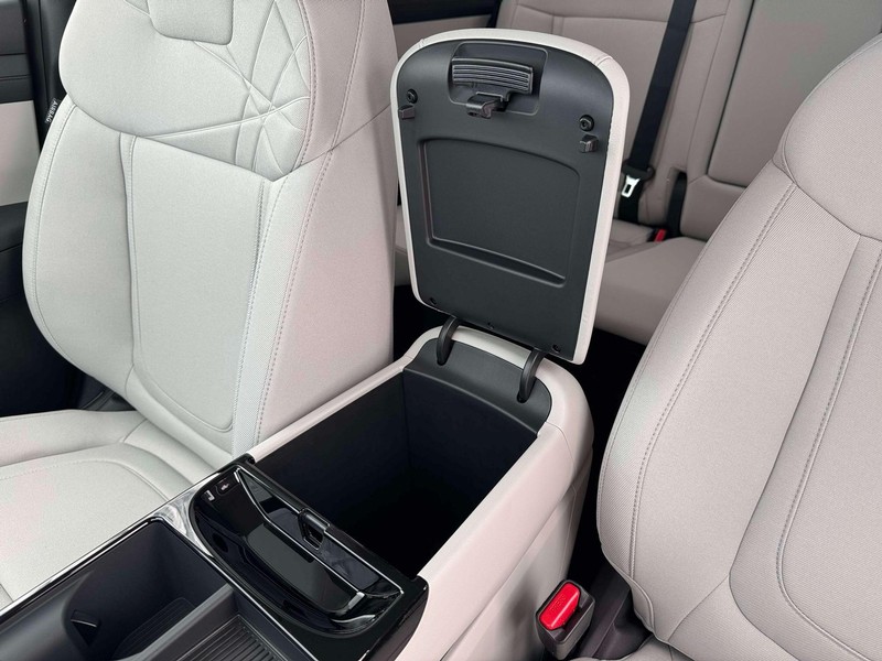 Hyundai Tucson Hybrid Vehicle Full-screen Gallery Image 18