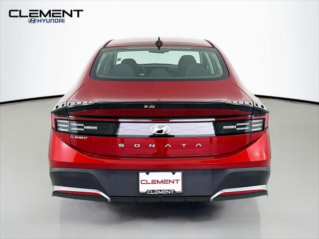 Hyundai Sonata Vehicle Full-screen Gallery Image 7