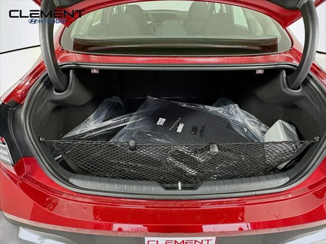 Hyundai Sonata Vehicle Full-screen Gallery Image 9