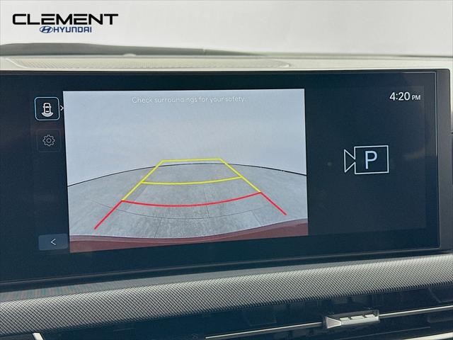 Hyundai Sonata Vehicle Full-screen Gallery Image 18