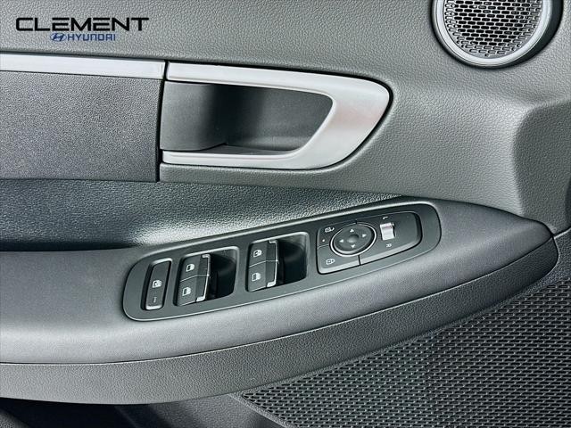 Hyundai Sonata Vehicle Full-screen Gallery Image 21