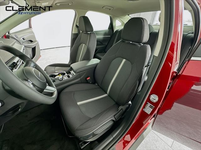 Hyundai Sonata Vehicle Full-screen Gallery Image 24