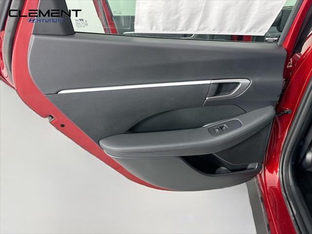 Hyundai Sonata Vehicle Full-screen Gallery Image 25