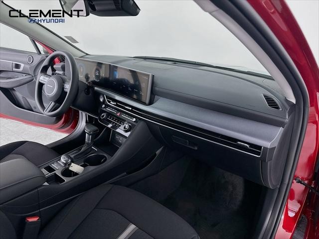 Hyundai Sonata Vehicle Full-screen Gallery Image 28