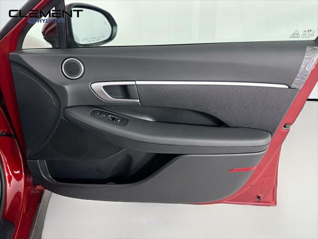 Hyundai Sonata Vehicle Full-screen Gallery Image 29