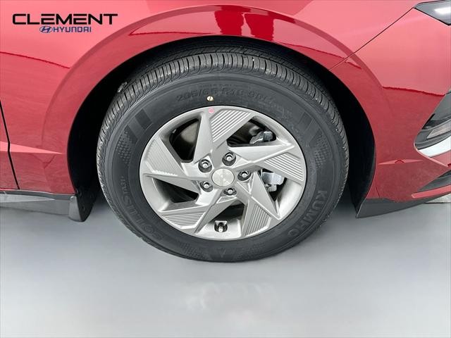 Hyundai Sonata Vehicle Full-screen Gallery Image 30