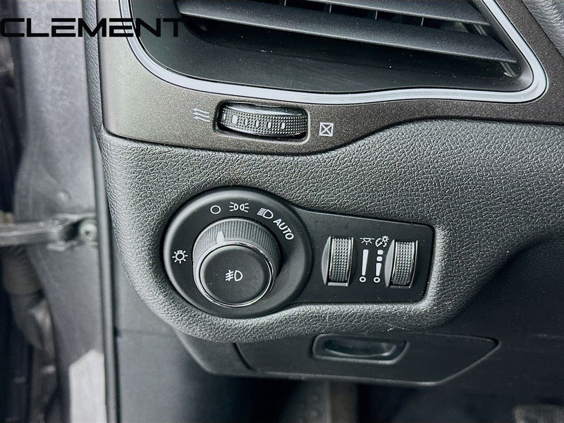 Jeep Cherokee Vehicle Full-screen Gallery Image 13