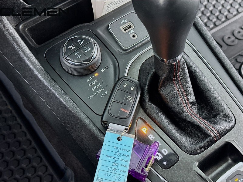 Jeep Cherokee Vehicle Full-screen Gallery Image 24