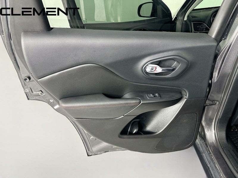 Jeep Cherokee Vehicle Full-screen Gallery Image 30