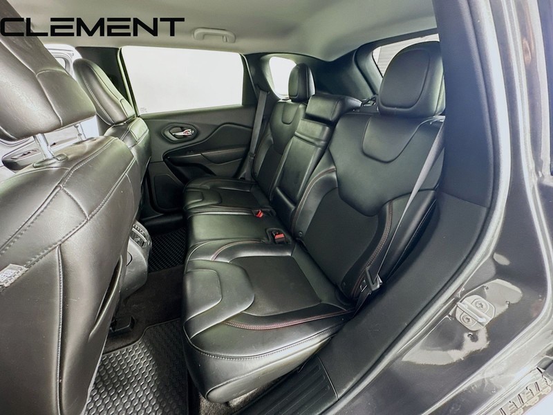 Jeep Cherokee Vehicle Full-screen Gallery Image 32