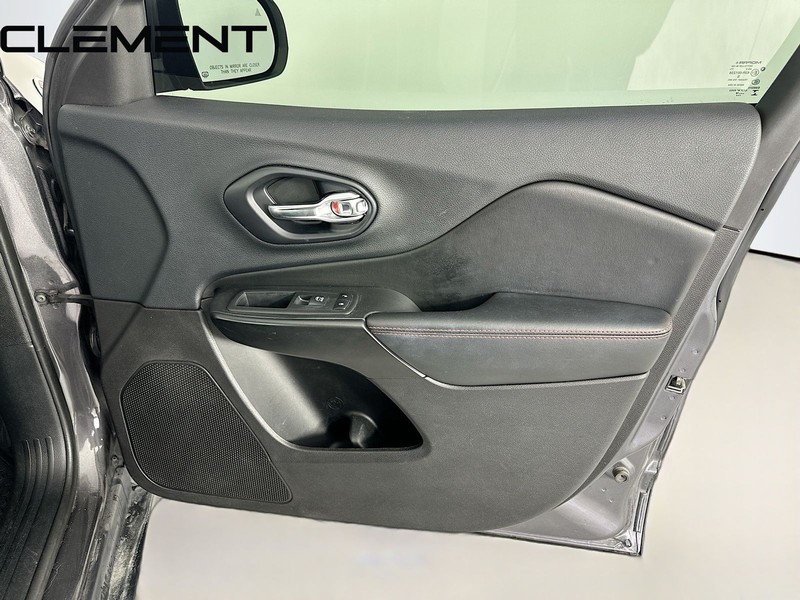 Jeep Cherokee Vehicle Full-screen Gallery Image 35