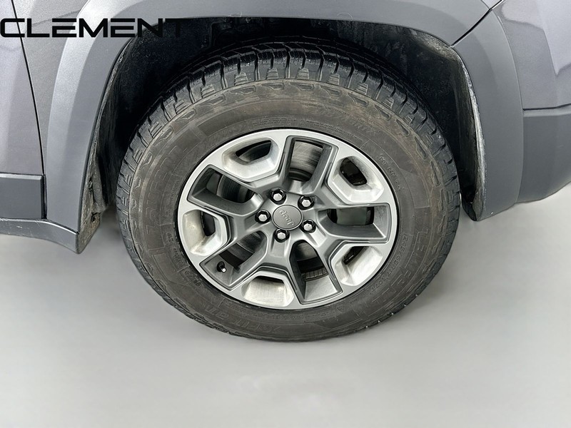 Jeep Cherokee Vehicle Full-screen Gallery Image 36