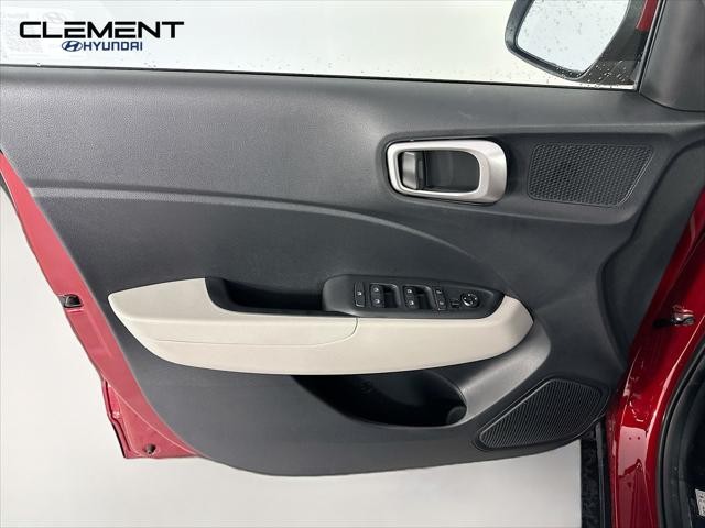 Hyundai Venue Vehicle Full-screen Gallery Image 24