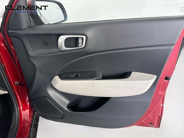 Hyundai Venue Vehicle Full-screen Gallery Image 31