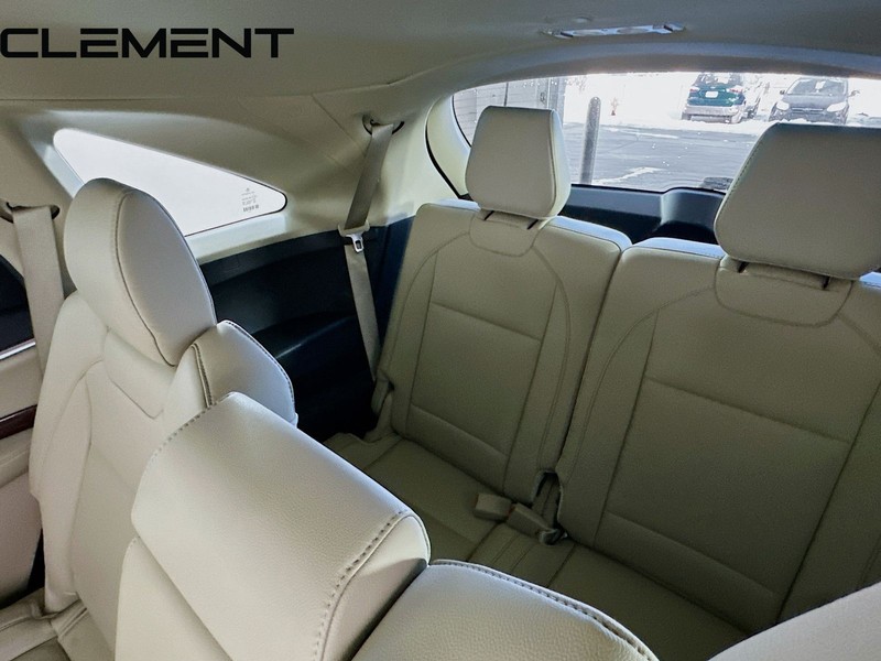 Acura MDX Vehicle Full-screen Gallery Image 34