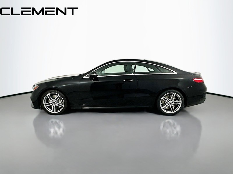 Mercedes-Benz E-Class Vehicle Full-screen Gallery Image 6