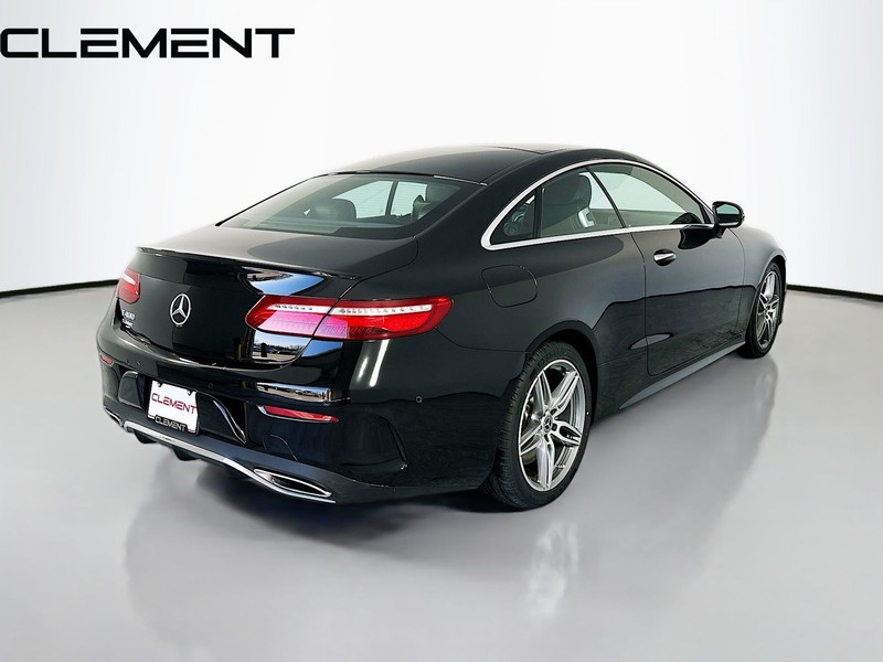 Mercedes-Benz E-Class Vehicle Full-screen Gallery Image 7