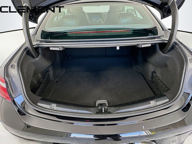 Mercedes-Benz E-Class Vehicle Full-screen Gallery Image 11