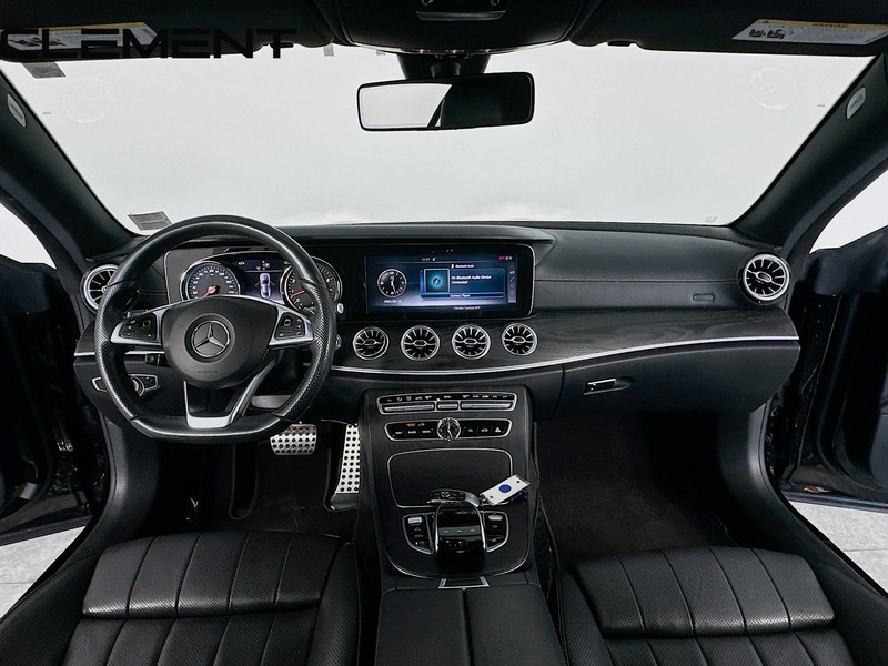 Mercedes-Benz E-Class Vehicle Full-screen Gallery Image 12