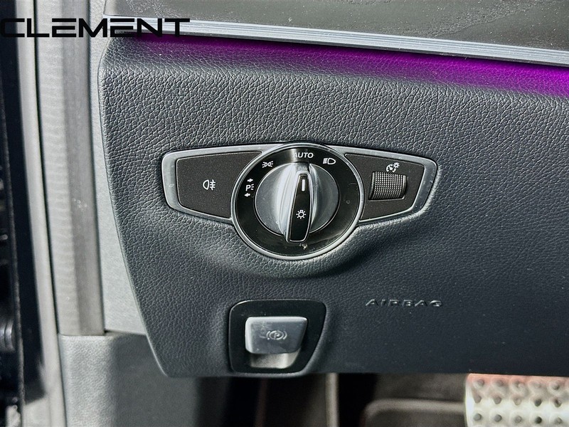 Mercedes-Benz E-Class Vehicle Full-screen Gallery Image 13