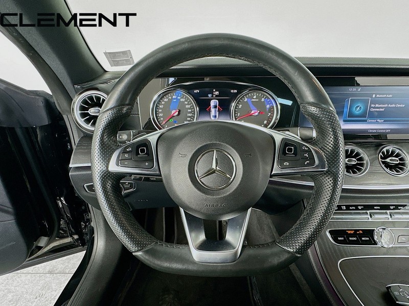 Mercedes-Benz E-Class Vehicle Full-screen Gallery Image 14