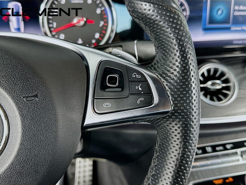 Mercedes-Benz E-Class Vehicle Full-screen Gallery Image 17