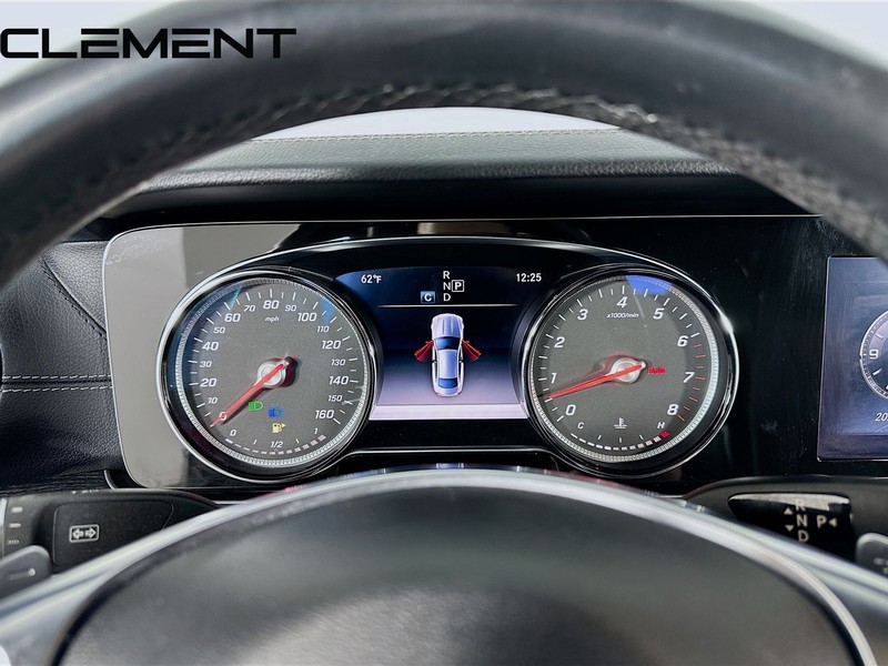 Mercedes-Benz E-Class Vehicle Full-screen Gallery Image 18