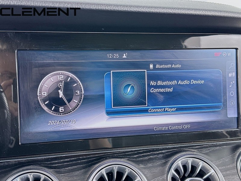 Mercedes-Benz E-Class Vehicle Full-screen Gallery Image 19