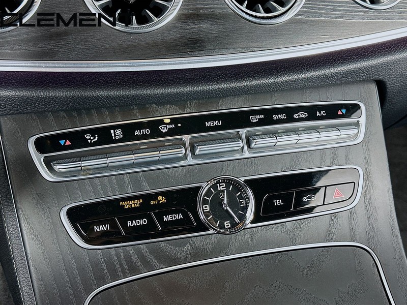 Mercedes-Benz E-Class Vehicle Full-screen Gallery Image 22