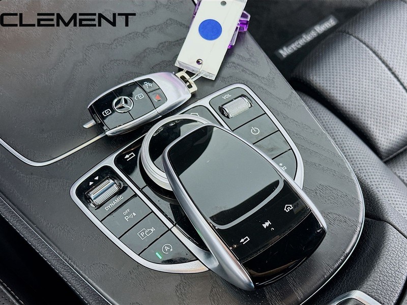 Mercedes-Benz E-Class Vehicle Full-screen Gallery Image 24