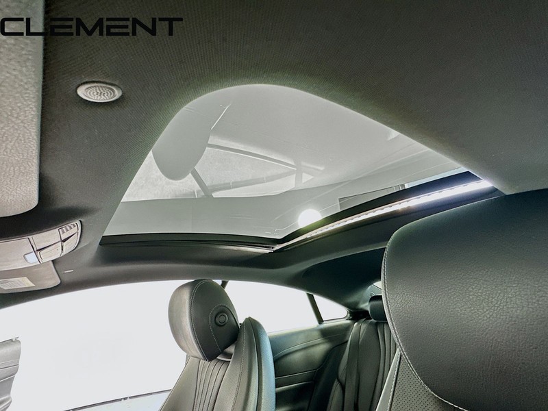 Mercedes-Benz E-Class Vehicle Full-screen Gallery Image 25