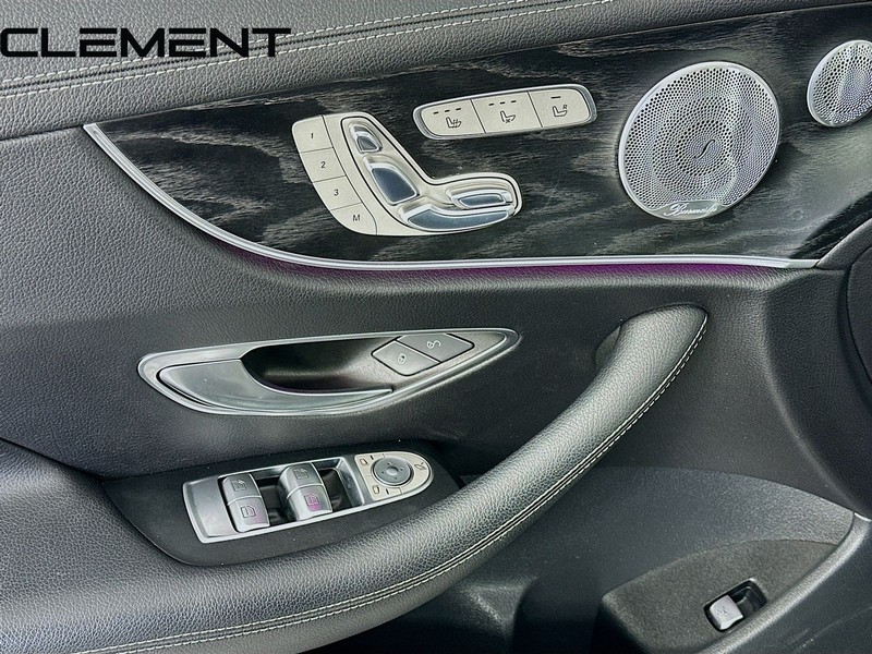 Mercedes-Benz E-Class Vehicle Full-screen Gallery Image 28